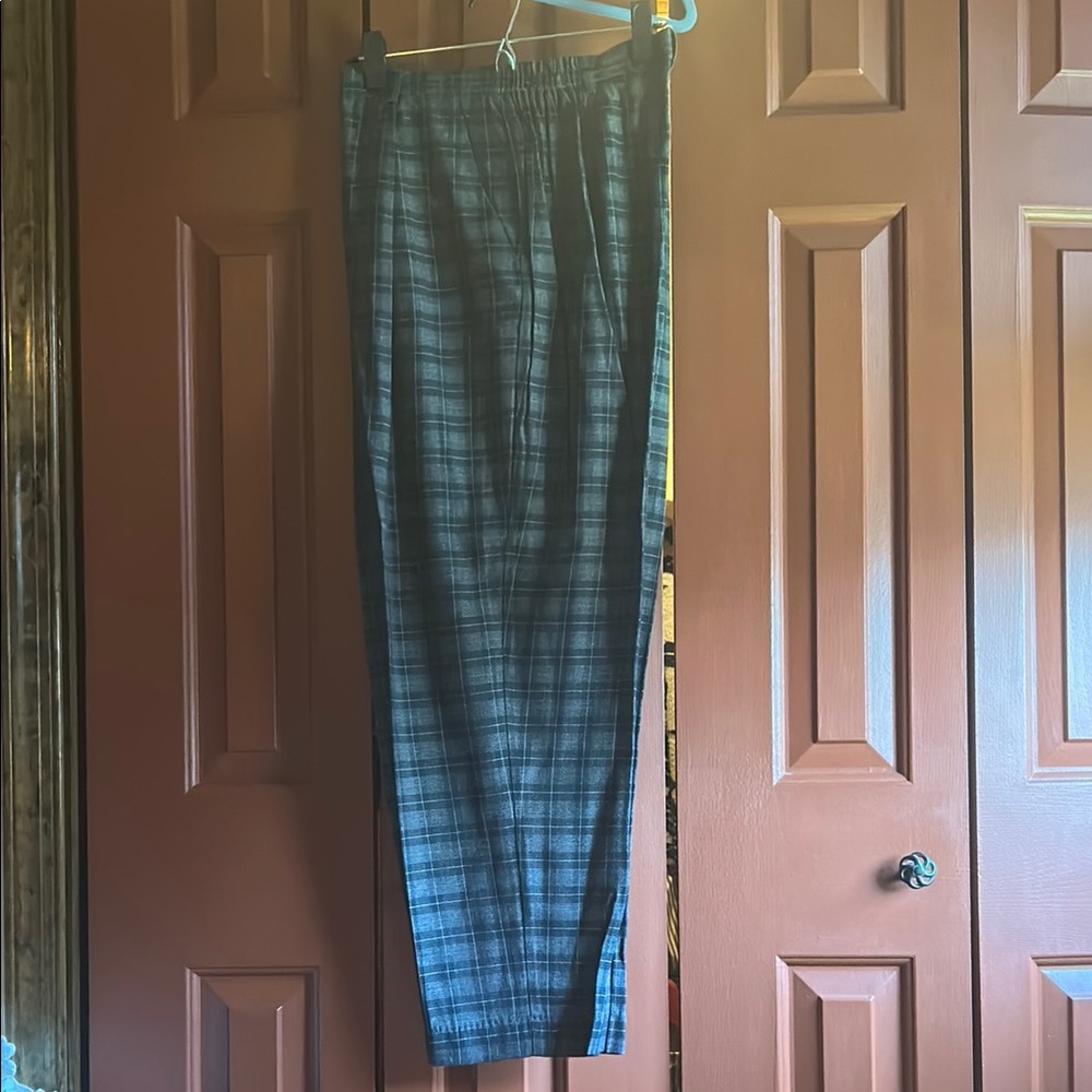 Karen Scott Plaid Black and Gray pants